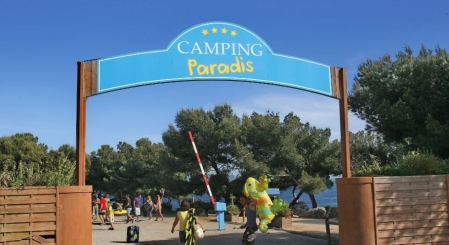 Porche d'entrée d'un camping labellisé "Camping Paradis"