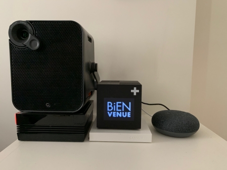Décodeur Orange sur son disque dur, sous Le Bloc Orange. Cube S Canal et Google Home Mini à côté.