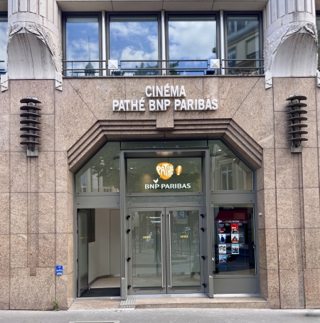 Entrée du cinéma Pathé BNPPARIBAS (dont reflet de la tourelle du Palace !)