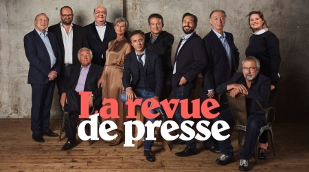Jérôme de Verdière entourée des "sociétaires" de la "Revue de presse"