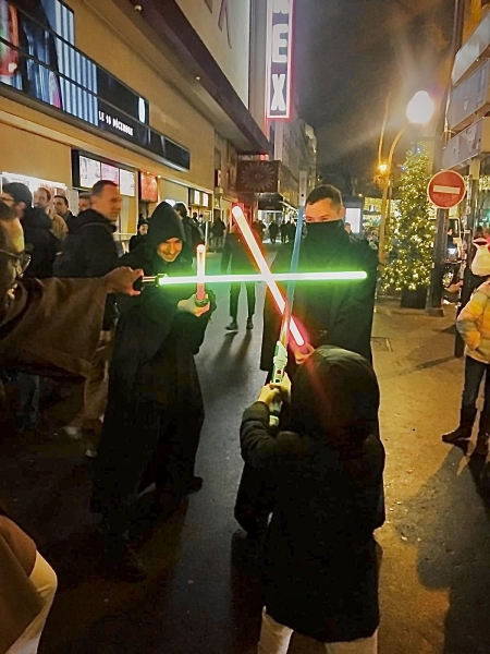 Des fans devant le Rex avant l'avant-première qui leur est destinée, le 17 décembre 2019