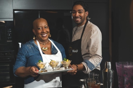 Une candidate et Boris Milne, le présentateur de "Plézi Manjé".