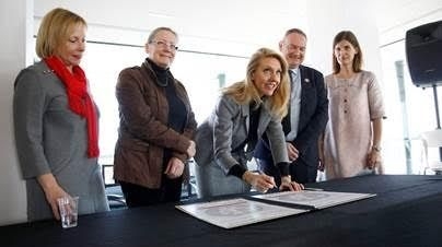 Sibyle Veil signe la Charte d'engagement LGBT+ le 14 décembre 2018