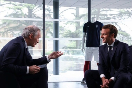 Emmanuel Macron dans Téléfoot
