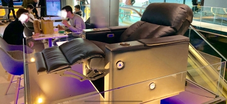 Siège salle Dolby cinéma, présenté dans le hall du Pathé Beaugrenelle